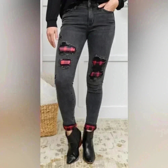 Judy Blue Jeans Skinny Fit 11/30 Black Mid Rise Buffalo Plaid Patch Distressed - Picture 1 of 9